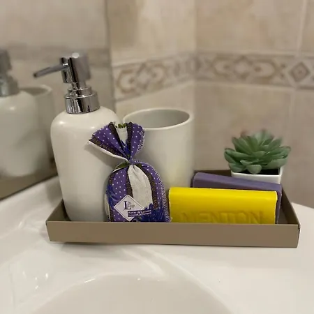 3 Pieces Dans Le Centre De Menton