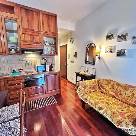 3 Pieces Dans Le Centre De Menton