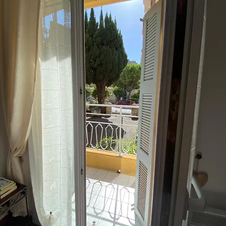 3 Pieces Dans Le Centre De Menton